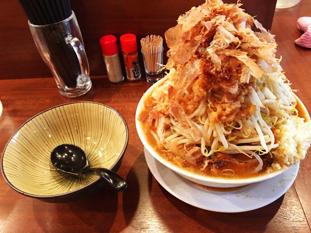 デカ盛り】野菜の盛りっぷりが富士山級！「ラーメンつけ麺 笑福 西本町